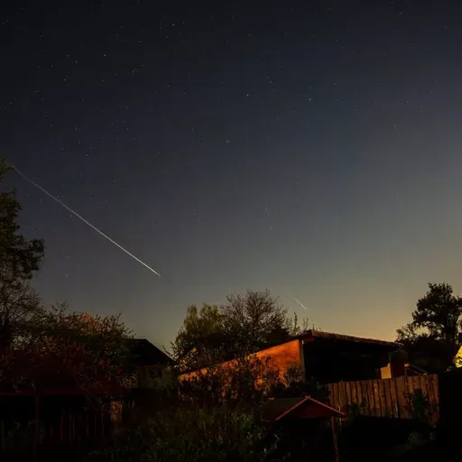 Kig op i april: Nu lysner det! Forårstrekanten er tilbage og bringer to særlige stjernebilleder med sig