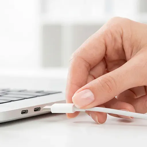 Ricarica con USB-C sui laptop - AI in RSA - AI responsabile