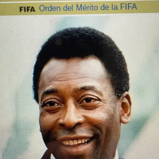 Pele ya juega en el cielo.