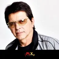 El folklorista Roberto Carabajal, combatiendo el fuego en su casa de Villa del Lago