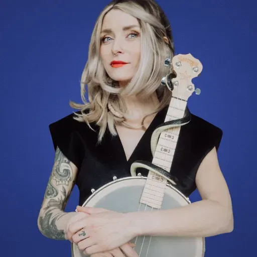 Sarah Lesch: „Ich hab den Dalai Lama getroffen und er hat mich am Piercing gezogen“