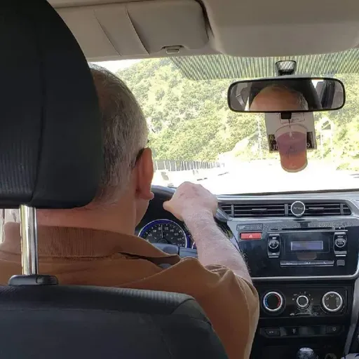 Más que una máquina, un guardián del camino.