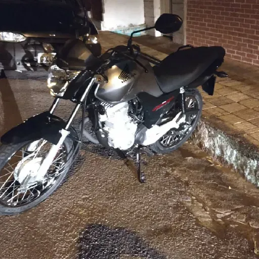 VARGINHA/MG - POLÍCIA MILITAR PRENDE AUTOR E RECUPERA MOTOCICLETA FURTADA*