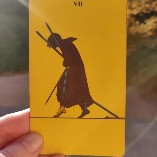 7 d’épée dans le tarot : mensonges secrets et rapports de pouvoir.