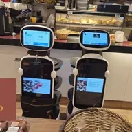 03.12.2025 = ESCASSEZ DE MÃO DE OBRA LEVA PADARIA DE SP A INVESTIR EM ROBÔS PARA ATENDIMENTO