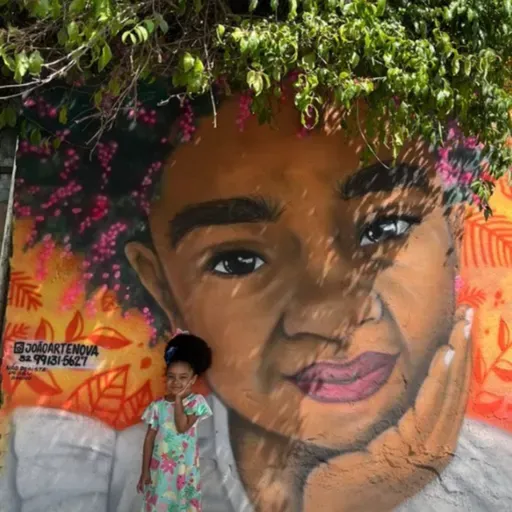 Mural no bairro Jardim com rosto da menina Alice chama a atenção em Barbacena