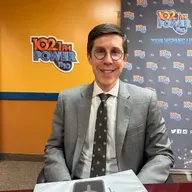 El alcalde Brett Smiley, el concejal Miguel Sánchez, Norelys Consuegra y la directora de comunicaciones de Providence visitaron Poder 102.1 FM para presentar la línea 401-784-8607, activa 24/7 para ayudar a inmigrantes y conectarlos con apoyo legal