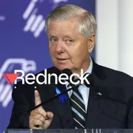 Kdo je muž, který Trumpa vyhecoval do války