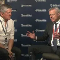 .pod lampou s Petrom Kolářom: Čo sa stalo s Amerikou? A ako má odpovedať Európa?