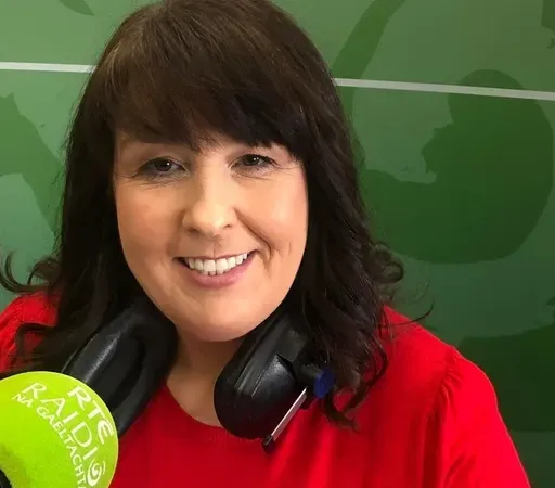 Maighreád uí Annluain ó sheomra na Nuachta.