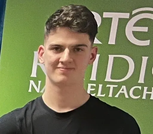 Amhlaoibh Ó Beoláin Ó Siocháin, amhránaí agus ceoltóir.