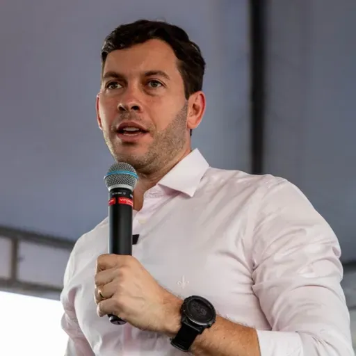 As movimentações partidárias de Arnaldinho e a tentativa de viabilizar a candidatura ao Palácio Anchieta