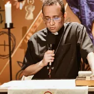 O amor que dobra os joelhos | Diác. Elias Valentin