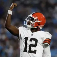 Impresionante Debut de Shedeur Sanders, Rashawn Slater y Las Sales en la NFL