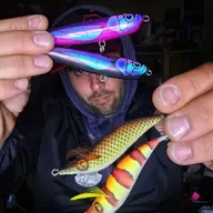 Róbalos a Spinning con Pesca Maquieria en las costas de Pontevedra, y Raúl de Xahru Handmade Lures. Señuelos artesanales