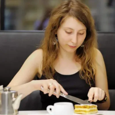 ¿Por qué nos hinchamos después de comer?