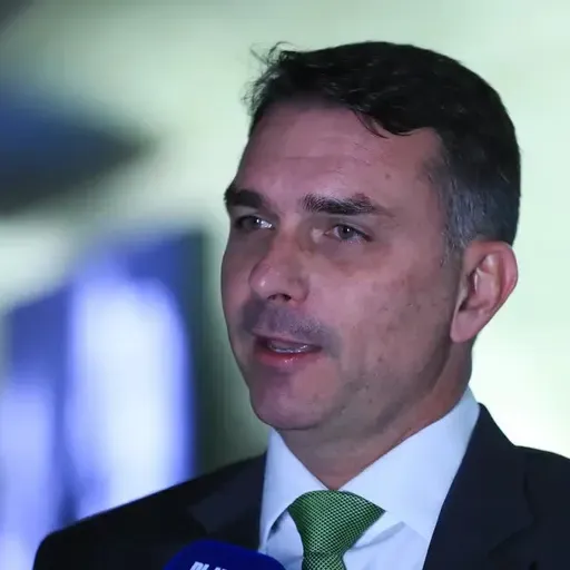 Flávio Bolsonaro sobe o tom contra governo e STF: 'quem tinha que estar preso está comandando o Brasil'