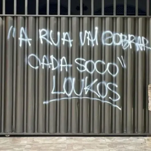 'Rua vai cobrar cada soco': casa é pichada por engano após espancamento filmado em elevador