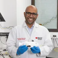 Swimming robot to clean up oil