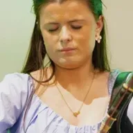 Síofra Ni Mhóráin, ceoltóir agus amhránaí.