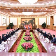 Leaders of China, UK agree to develop long-term, stable ties