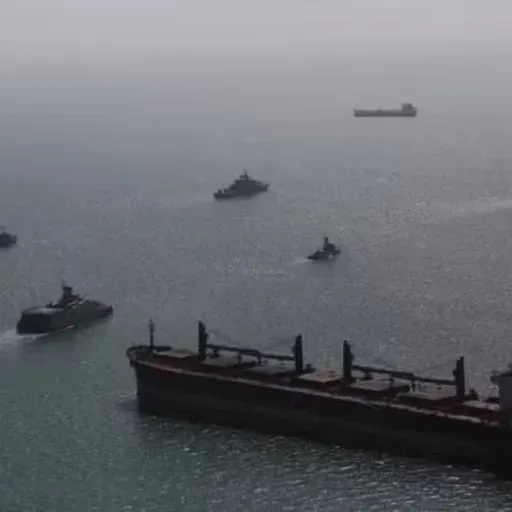 Irã afirma que Ormuz voltou a ser fechado; dois petroleiros são atingidos, diz agência