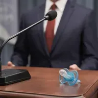 Infantil, enthemmt, größenwahnsinnig - von Sylvie-Sophie Schindler