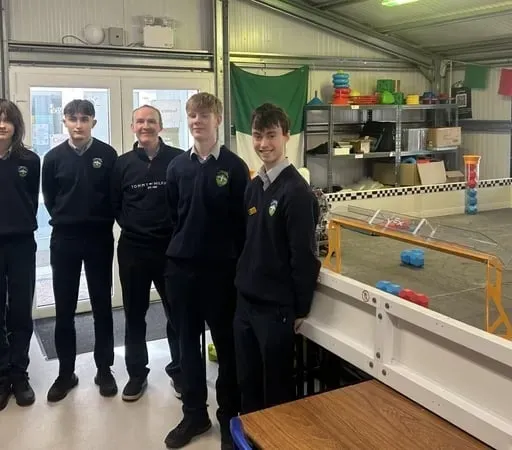 Pacáiste Róbataice ó Phobalscoil Ghaoth Dobhair.