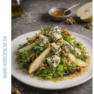 Raíces e vangarda | Ensalada de queixo Savel e peras