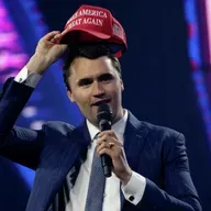 Assassínio de Charlie Kirk é gasolina atirada para cima de uma América já em chamas