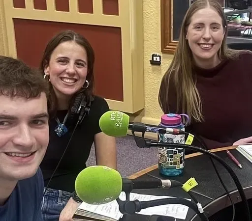 Ciara Ní Chonghaile, James Mac Einrí agus Roseanne Ní Cheallaigh, paineál na seachtaine.