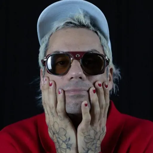 MÚSICA DE CONTRABANDO T35C022 Charlamos con Santiago Motorizado, de gira por España, y Aarön Sáez (Varry Brava) nos presenta su proyecto Bicicleta (12/02/2026)