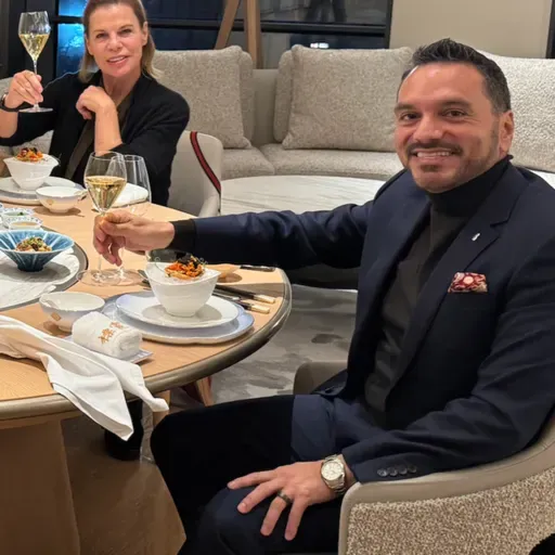 ¿Es posible exportar la calidez mexicana a la rigurosa hotelería de lujo en Asia? Desde China Vino, Viajes y otros placeres. Entrevista Alfonso Orona Con Deby, Alexis y Melanie Beard