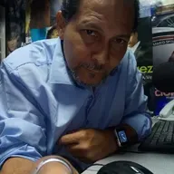 CON LAS MISMAS MANOS, DE ROBERTO FERNÁNDEZ RETAMAR. TEMA: FIRST LOVE, DE HIKARU UTADA. VOZ Y PIANO: IVAN DEGAY