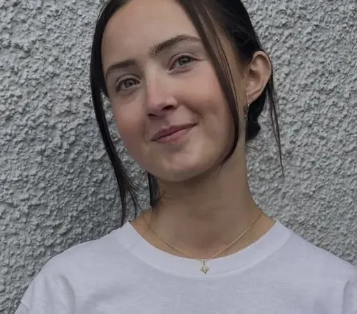 Grace Ní Mhealleáin, dearthóir faisin.
