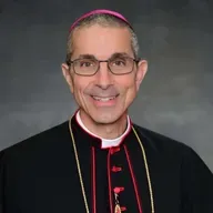 El Obispo James Ruggieri comparte con Poder 102.1 FM detalles sobre la Misa en Honor a la Virgen de la Altagracia en la Catedral San Pedro y San Pablo de Providence y reflexiona sobre su experiencia pastoral como Obispo en Maine.