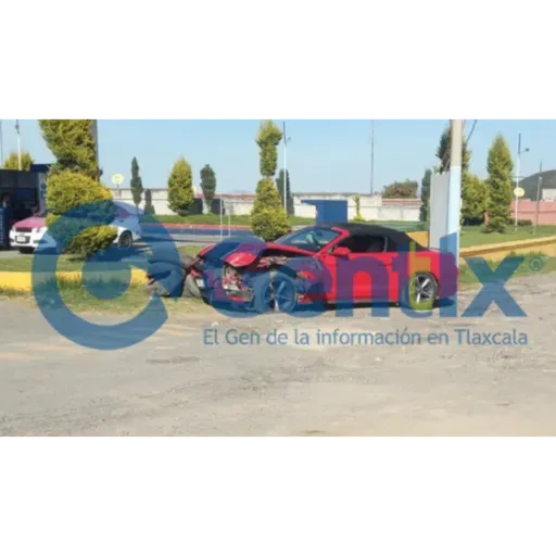 EN CALPULALPAN, INTENTAN ULTIMAR A TRIPULANTES DE UN MUSTANG; LAS AMBULANCIAS QUE TRASLADARON A LOS HERIDOS TUVIERON QUE SER ESCOLTADAS