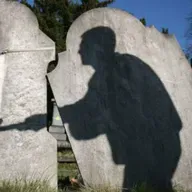 EN EL CEMENTERIO Y MÁS MÚSICA.mp3