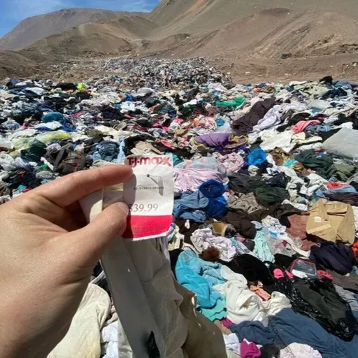 El desierto de Atacama, el mayor vertedero de ropa del mundo