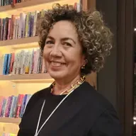 Julie cuenta historias y rompe silencios