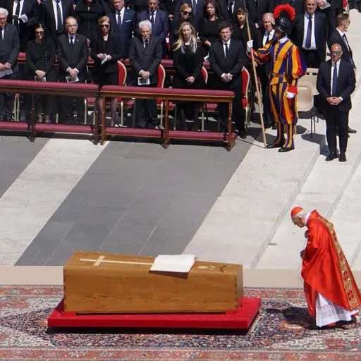 Episodio 1111: ¿Entierro o Canonizacion Del Papa Francisco? Ya está en el cielo César Félix Sánchez y Luis Román