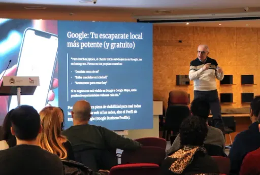 El Museo del Calzado de Elda ha acogido la jornada “IA, marketing digital y comunicación”