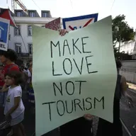 Is it possible to be a "good tourist"?