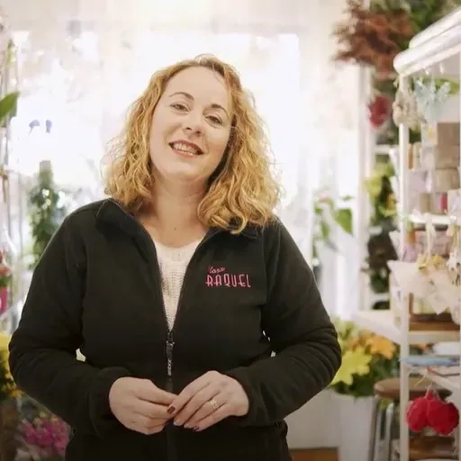 En Alzira Flors Raquel crea emociones con las flores y los colores