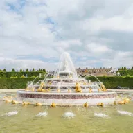 Wie wurden früher Wasserspiele und Fontänen ohne elektrische Pumpen betrieben?