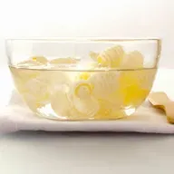 Warum löst sich Butter besser in heißem als in kaltem Wasser?