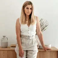 21. HOW TO CREATE A CLUTTER-FREE AND SPACIOUS HOME - Interview with Sallie King founder of Urban Size