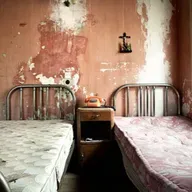7x20 - EN ESA HABITACIÓN OCURRE ALGO