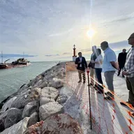 La Generalitat inicia la regeneración de las playas de Tavernes y Cullera con la arena del Puerto afectado por la dana