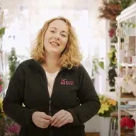 En Alzira Flors Raquel crea emociones con las flores y los colores